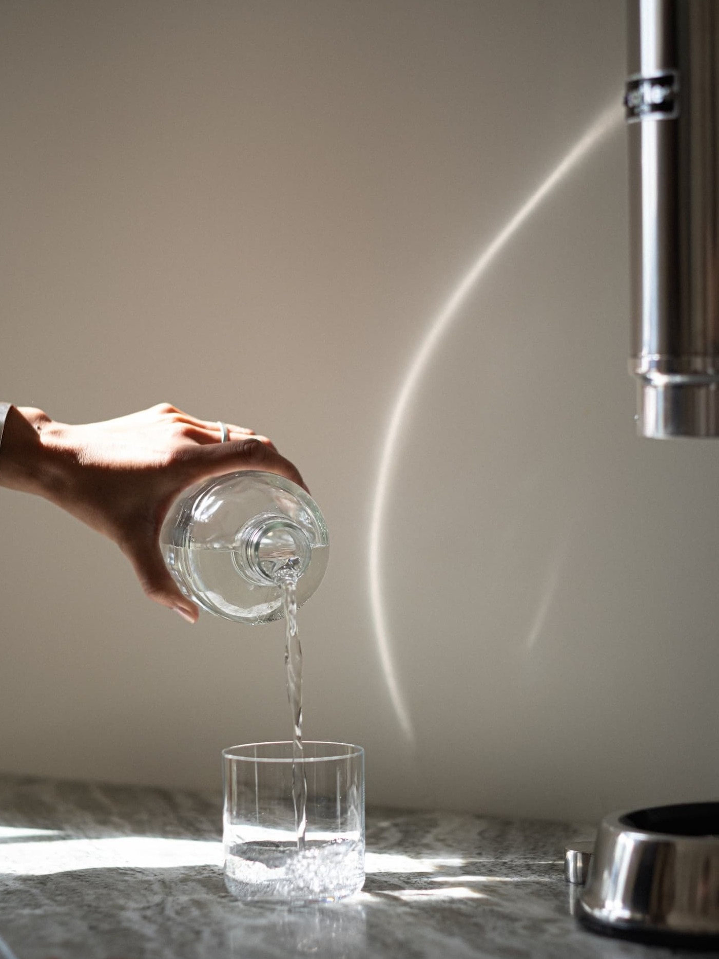 Pouring water form Carbonator Pro Stainless Steel