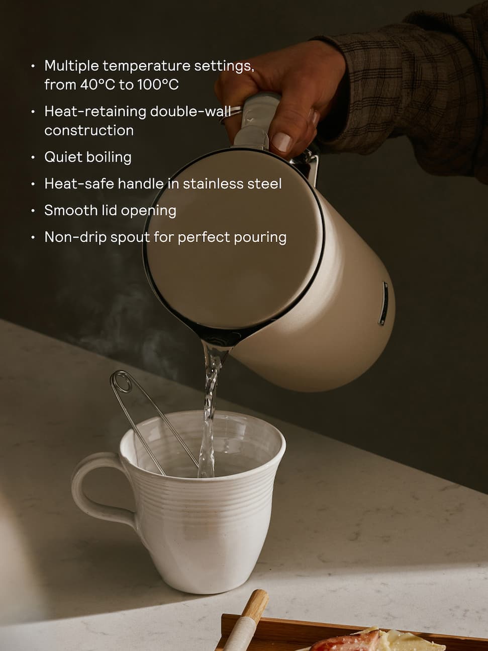 Aarke Kettle Sand pouring hot water