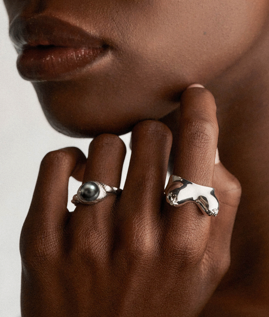 Sapphire Décolletage Ring