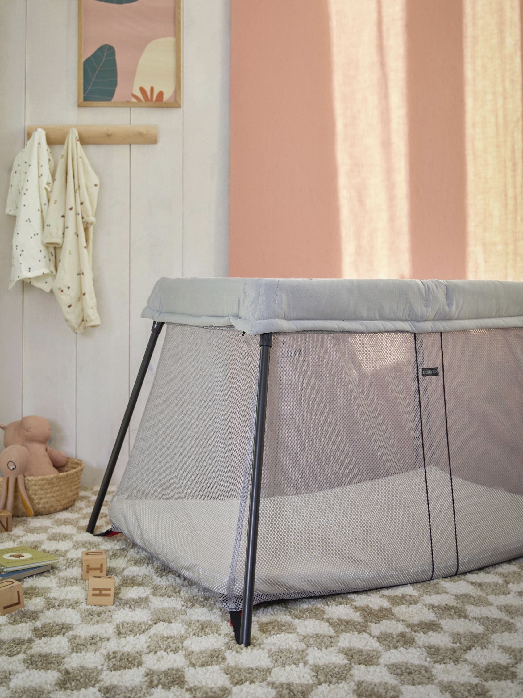 travel crib light