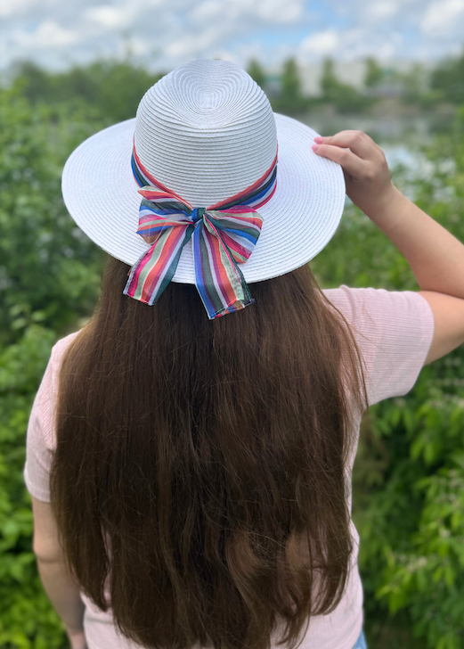 Woman wearing Karen Keith Toyo Braid Straw Sun Hat
