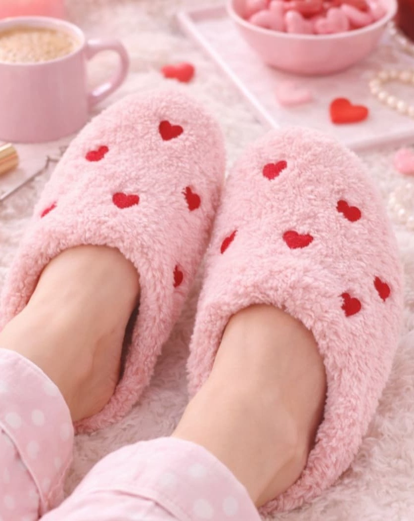 CTM® Women's Love Heart Print Slippers