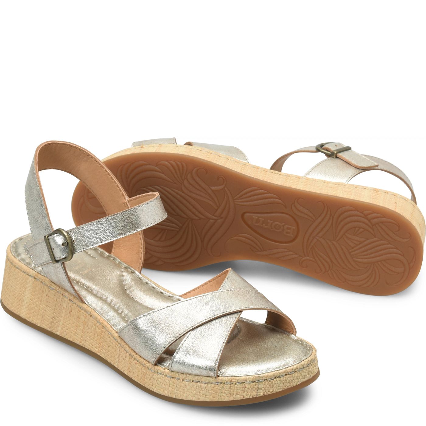 Cannes wedge sandal in metalic. 