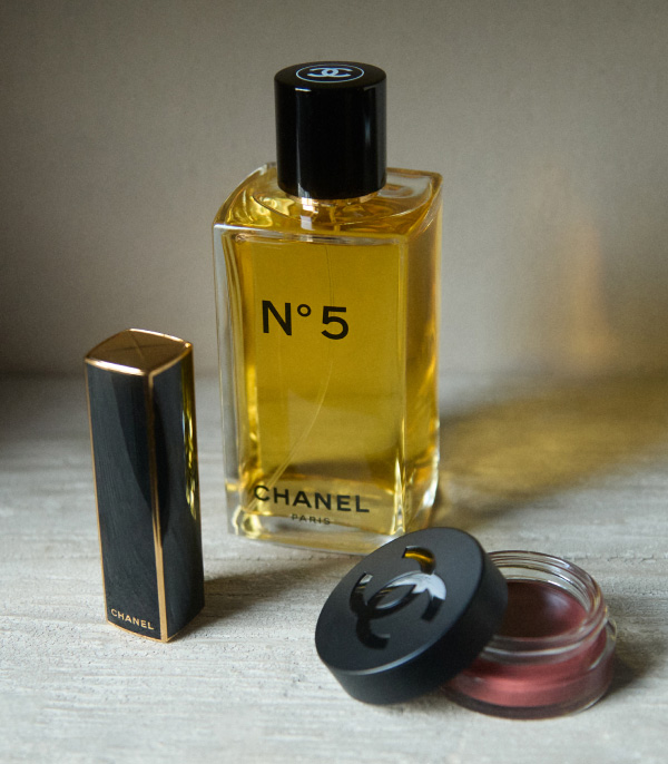 Explore all the chanel beauty looks from the red carpet during a special experience in boutiques