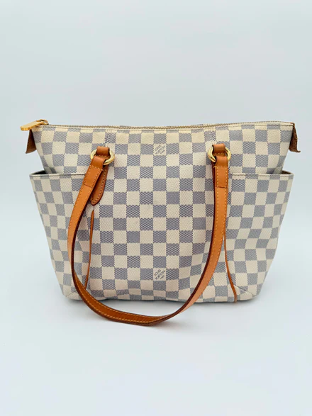 Handbag Luxury Designer By Louis Vuitton In Cream, Size:Medium
