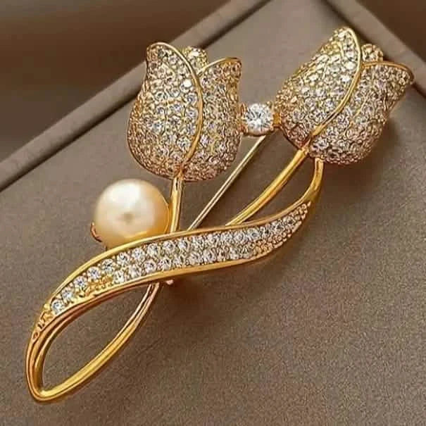 Image of Exquisite Tulip-Shaped Faux Pearl Brooch Adorned with Artificial Diamond