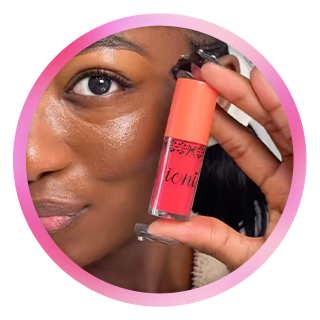 Influencer holding Ioni blush