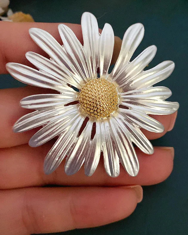 Image of Retro Woodland-Style Daisy Brooch