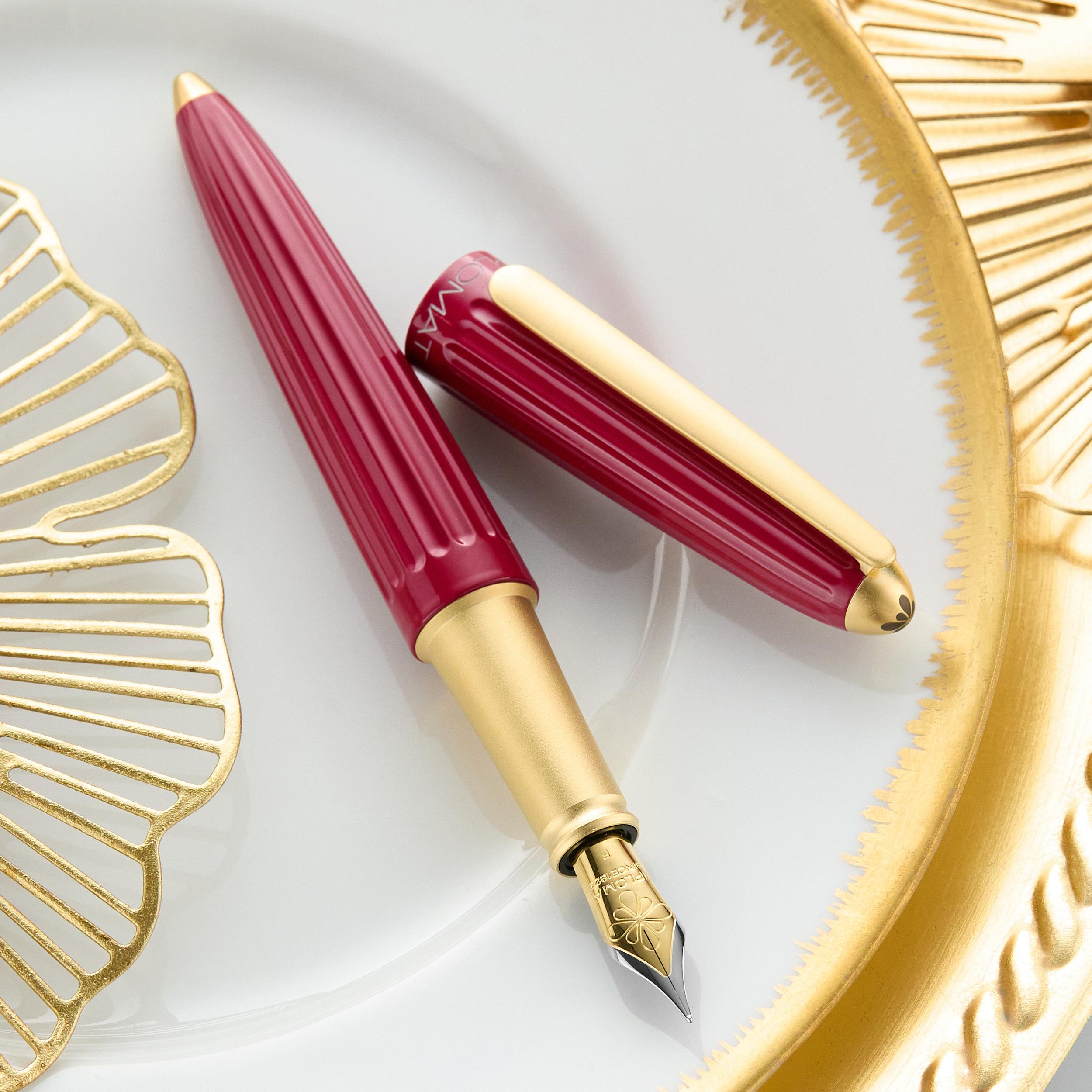 Diplomat Aero Cranberry/Gold