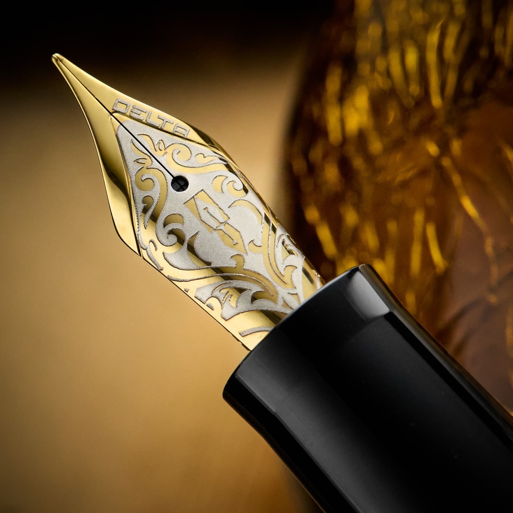 Delta DV Original Mid Size Fountain Pen - Glow Up