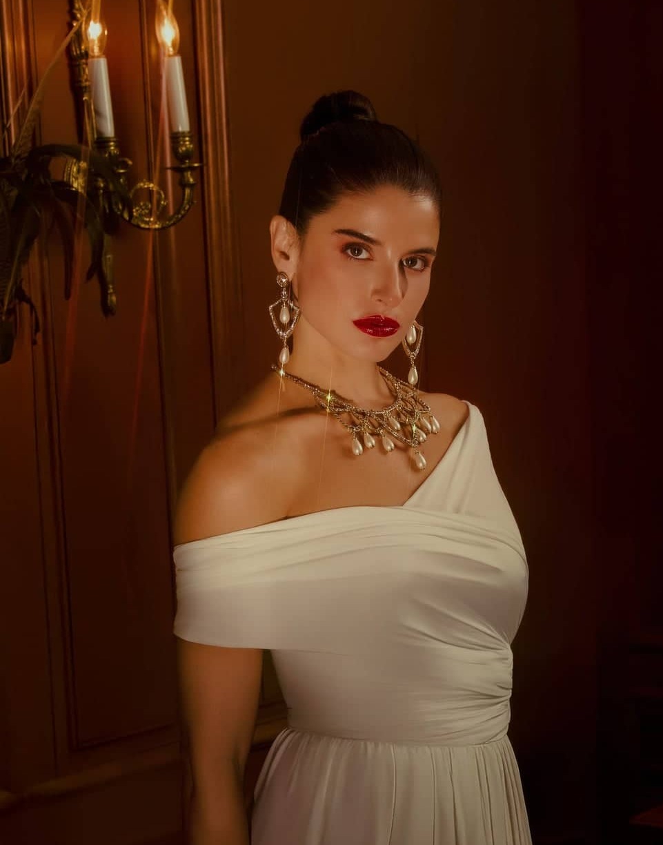 woman in exquisite red lariat neck