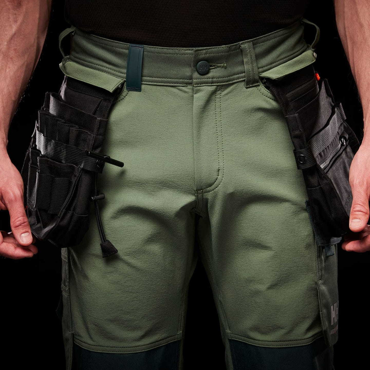 Man wearing HH Connect™ pants 