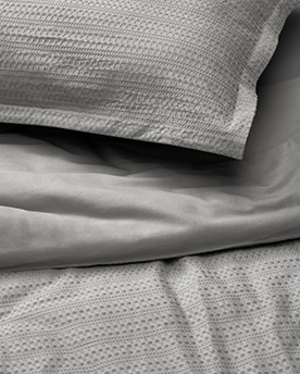 The LUKTVICKER gray comforter set with a waffle texture.