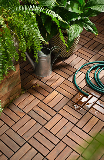 The acacia RUNNEN floor decking used in a patio space.