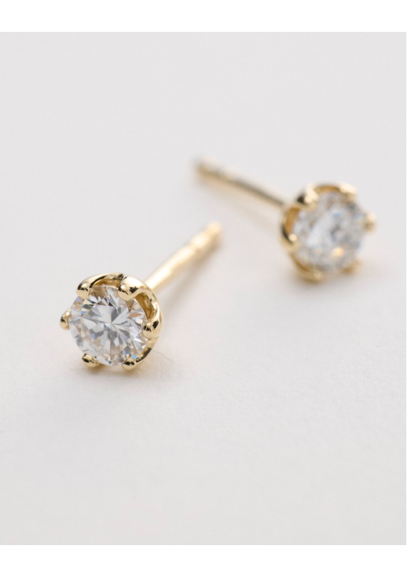 Expertly-Cut Diamonds and Luxurious Gold Jewelry
