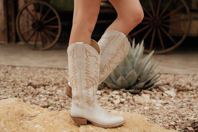 Evelyn 15" Western in Vintage Ivory.