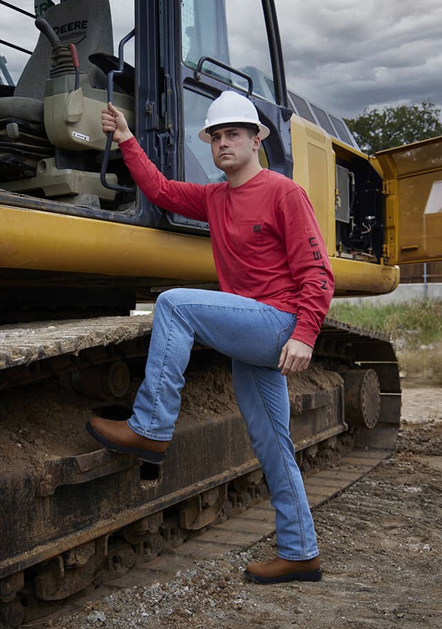 a Man wearing the Balusters 11" Work in bay guacho (brown)