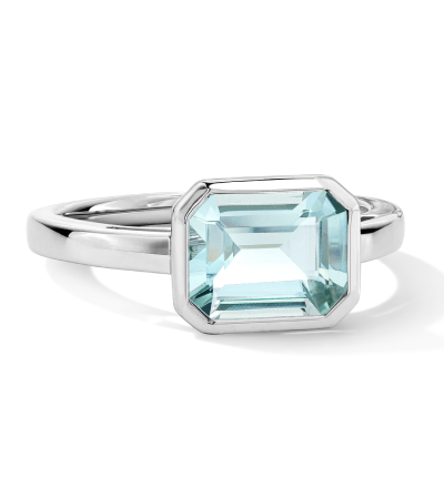 White gold ring with aquamarine gemstone.