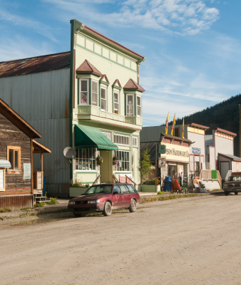 A vintage dawsoncity with car on the street.