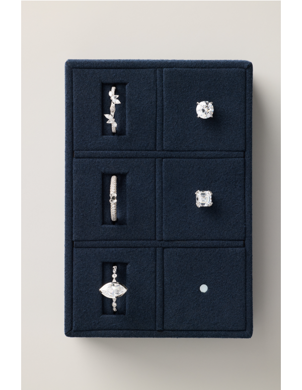 Design an engagement ring from the heart with our Creative Studio.