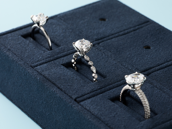 Design an engagement ring from the heart with our Creative Studio.