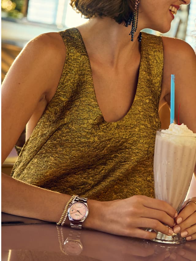 A women wearing NJ0200-50Z.