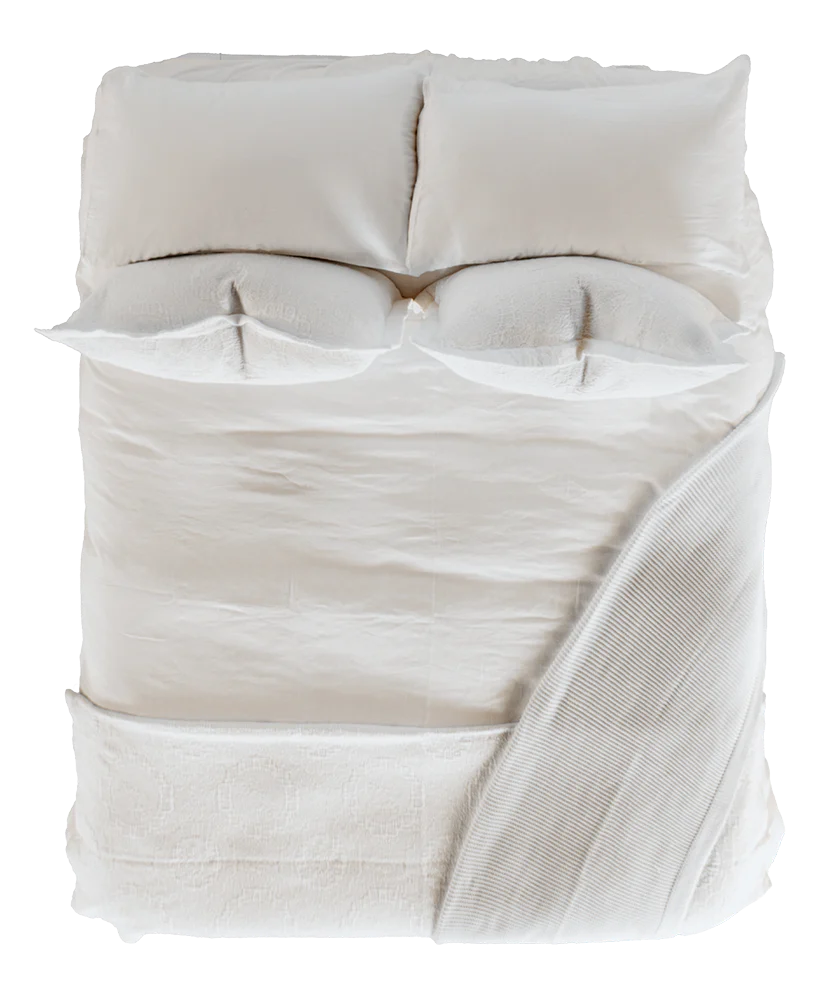 Image of Antik Matelassé 50" x 70" Throw - Moon