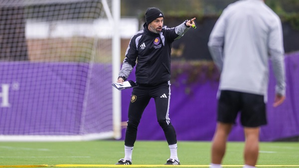 Martín Perelman running a training.
