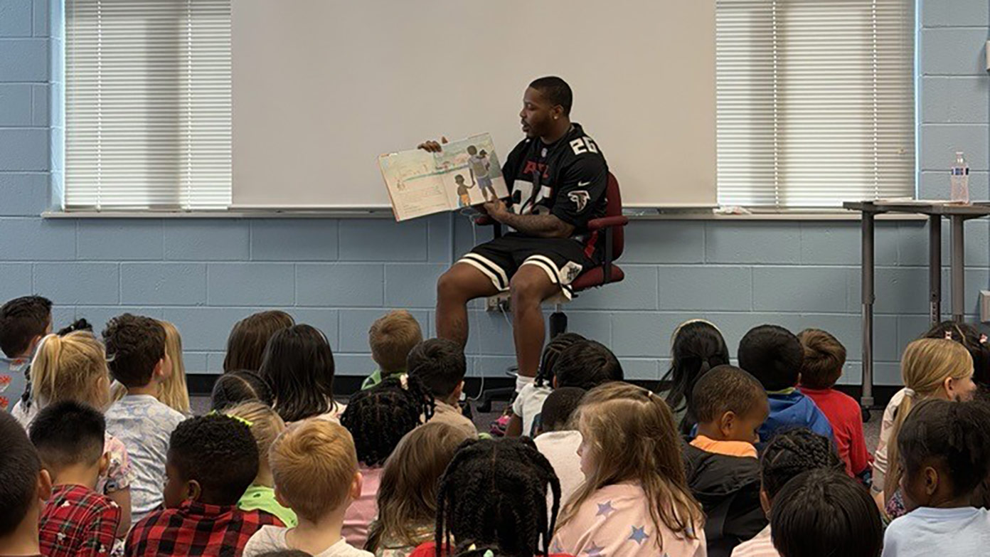 Carlos Washington Jr. reads to students at Duncan Creek Elementary School!
