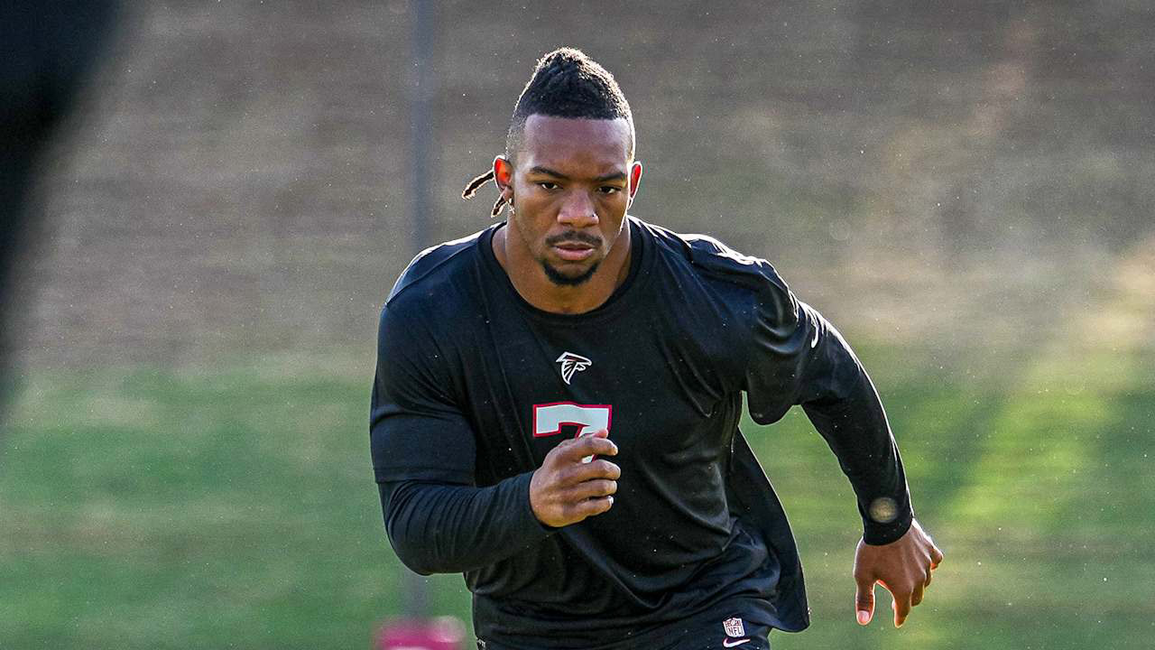 Bijan Robinson runs a drill during outdoor practice