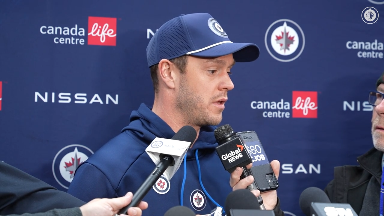 Jonathan Toews being interviewed by reporters