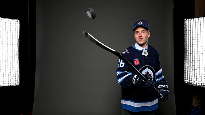 Viggo Bjorck flipping a puck on his stick at the nhl draft