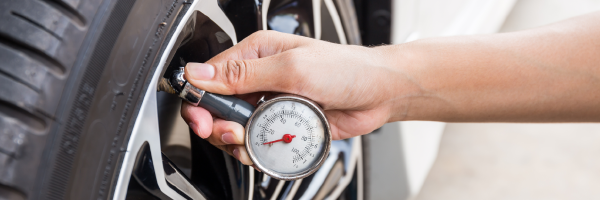 Checking air pressure with an air pressure gauge