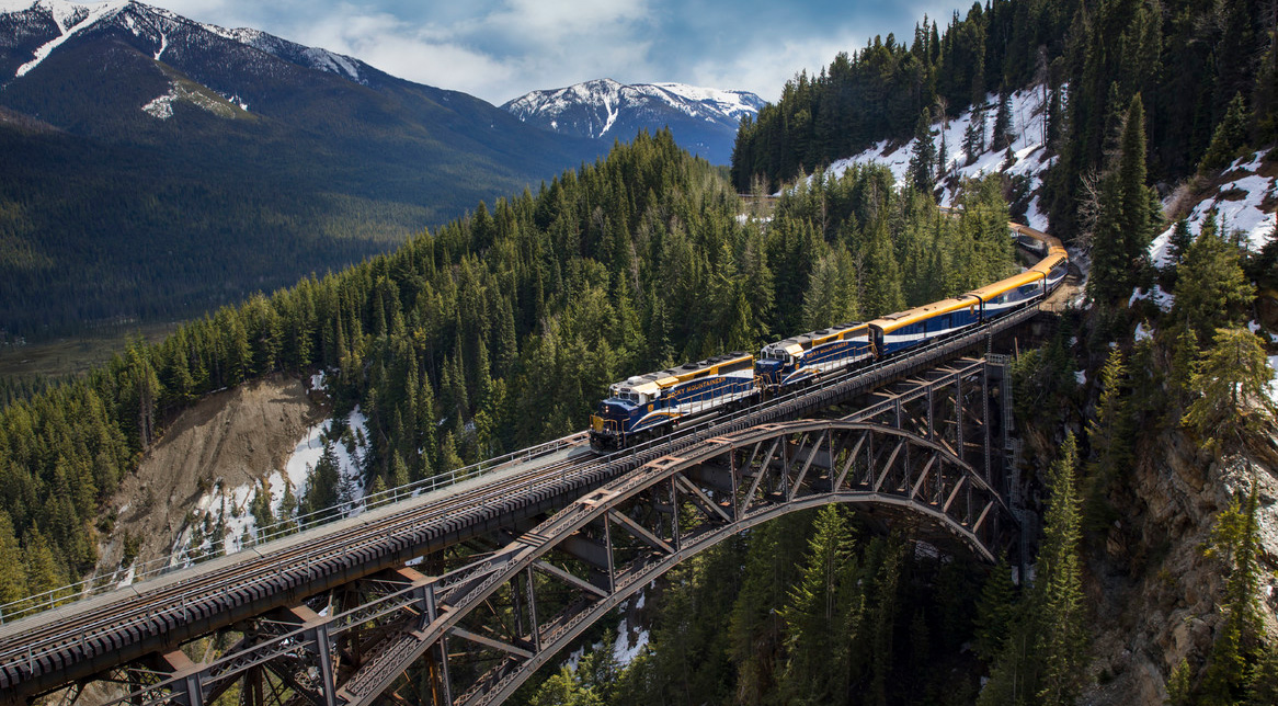 Rocky Mountaineer travelling across Stoney Creek Bridge on the First Passage to the West Route.