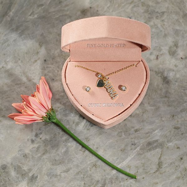 Mama necklace with a heart and a pair of cubic zirconia stud earrings  