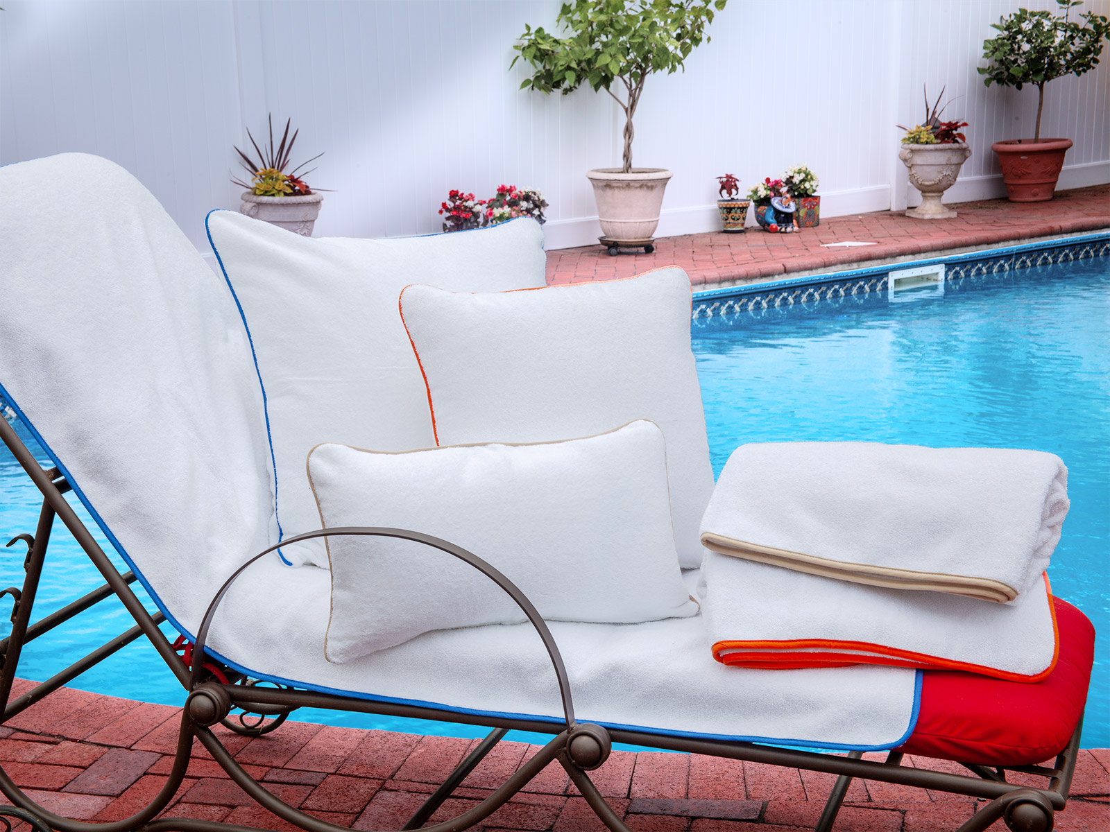 700 g/m2, 100% cotton Terry towels.