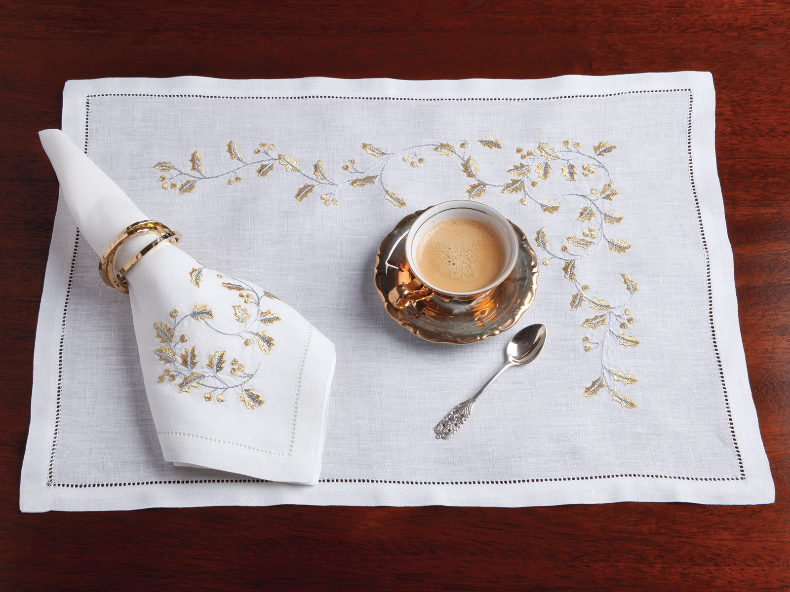 Bright and cheerful holly leaves decorate a beautiful 100% Italian linen tablecloth