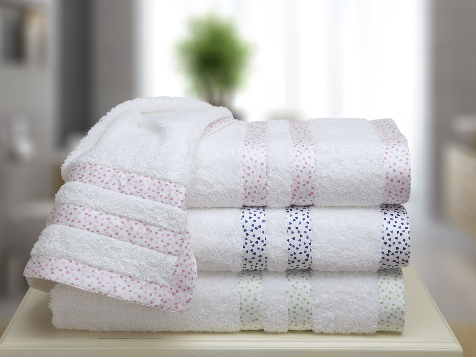 600 gsm2 cotton terry with myriad tiny hearts printed on appliqués of silky Egyptian cotton sateen.