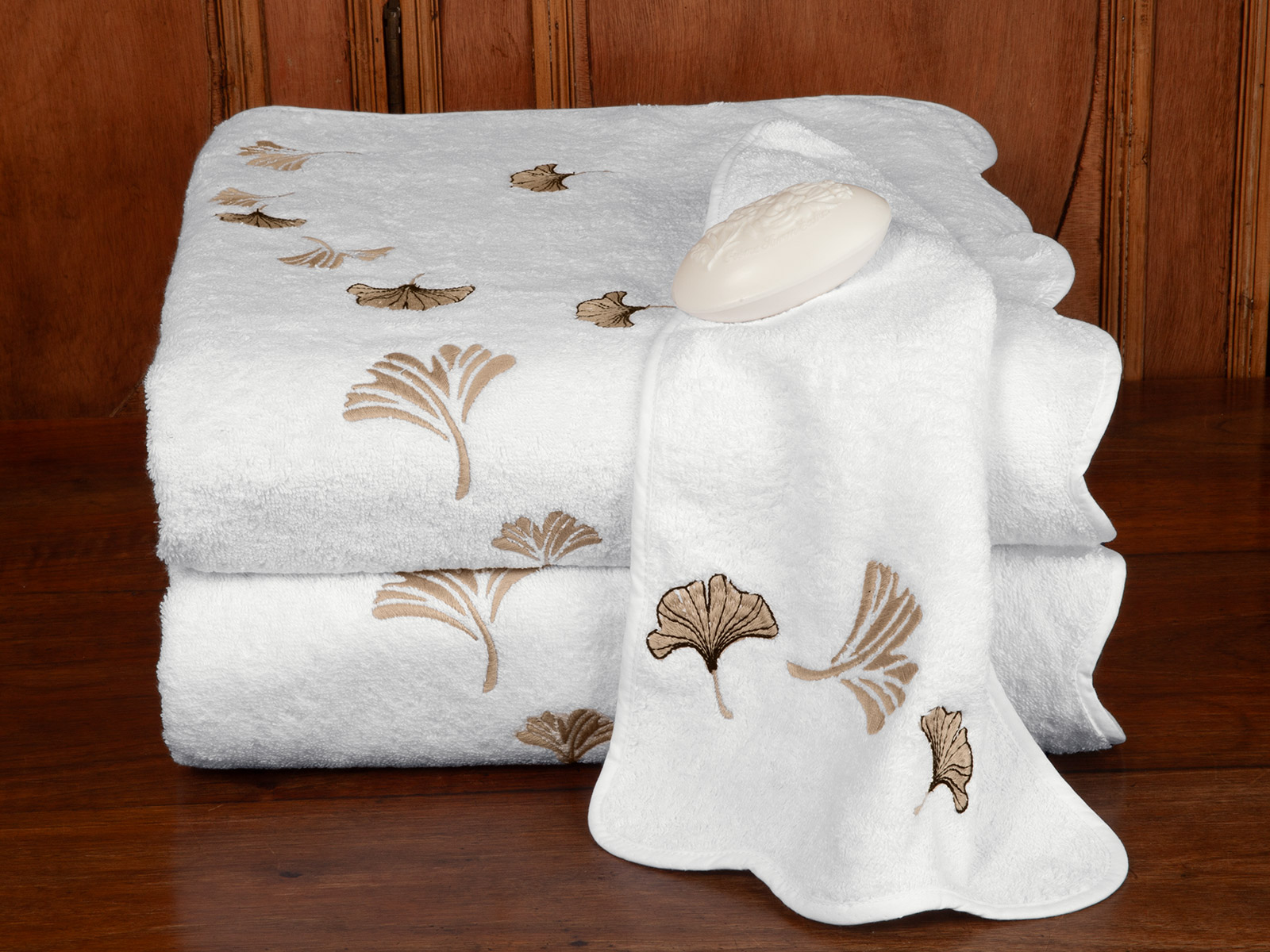 Captures the relaxed, organic flow of Ginkgo leaves on our finest 600 gram cotton terry.