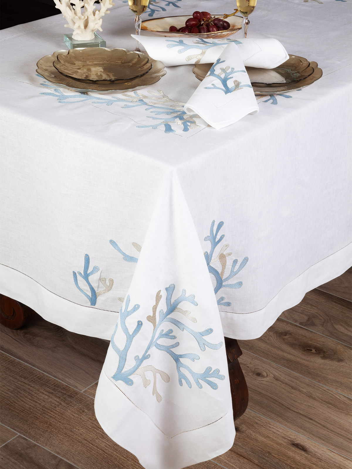 There’s a beautiful, mystical world deep under the waves, and thanks to this 100% linen tablecloth collection