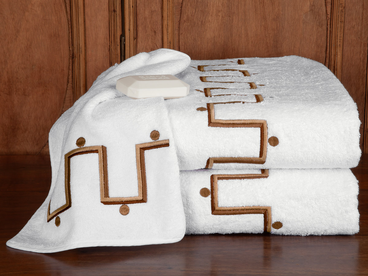 Bath towels of distinctive design. Indulgent fabrics, like cotton terry towels from Turkey, up to 800 grams of super absorbency