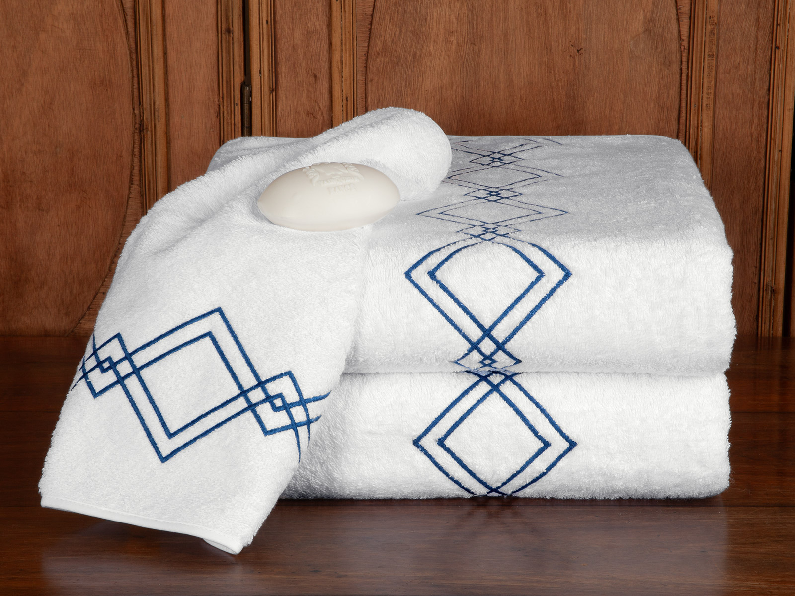 Bath towels of distinctive design. Indulgent fabrics, like cotton terry towels from Turkey, up to 800 grams of super absorbency