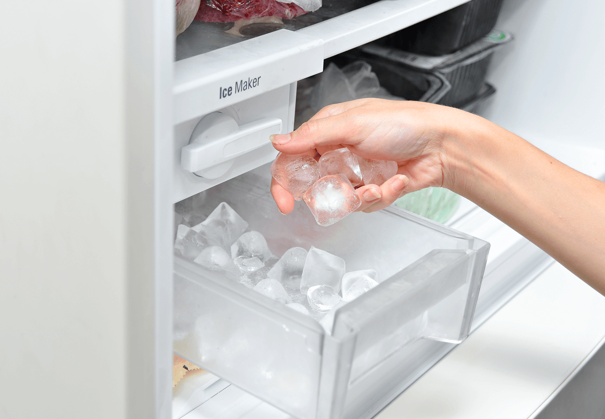Person getting some ice cubes from an ice maker