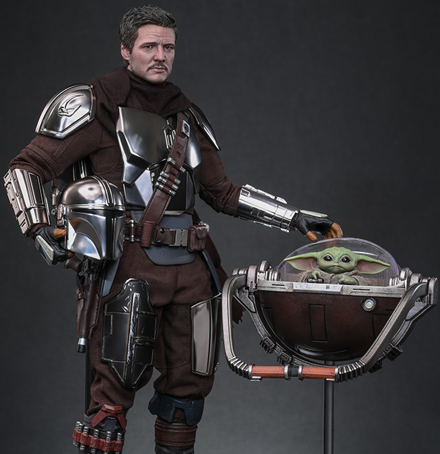 The Mandalorian™ and Grogu™ (Deluxe Version) Sixth Scale Figure Set by Hot Toys