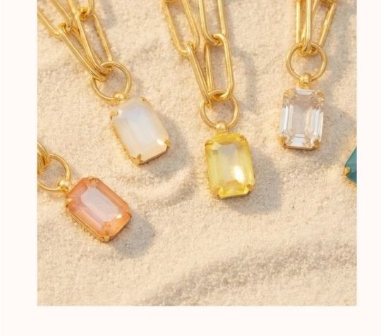 Nia Pendant Necklace