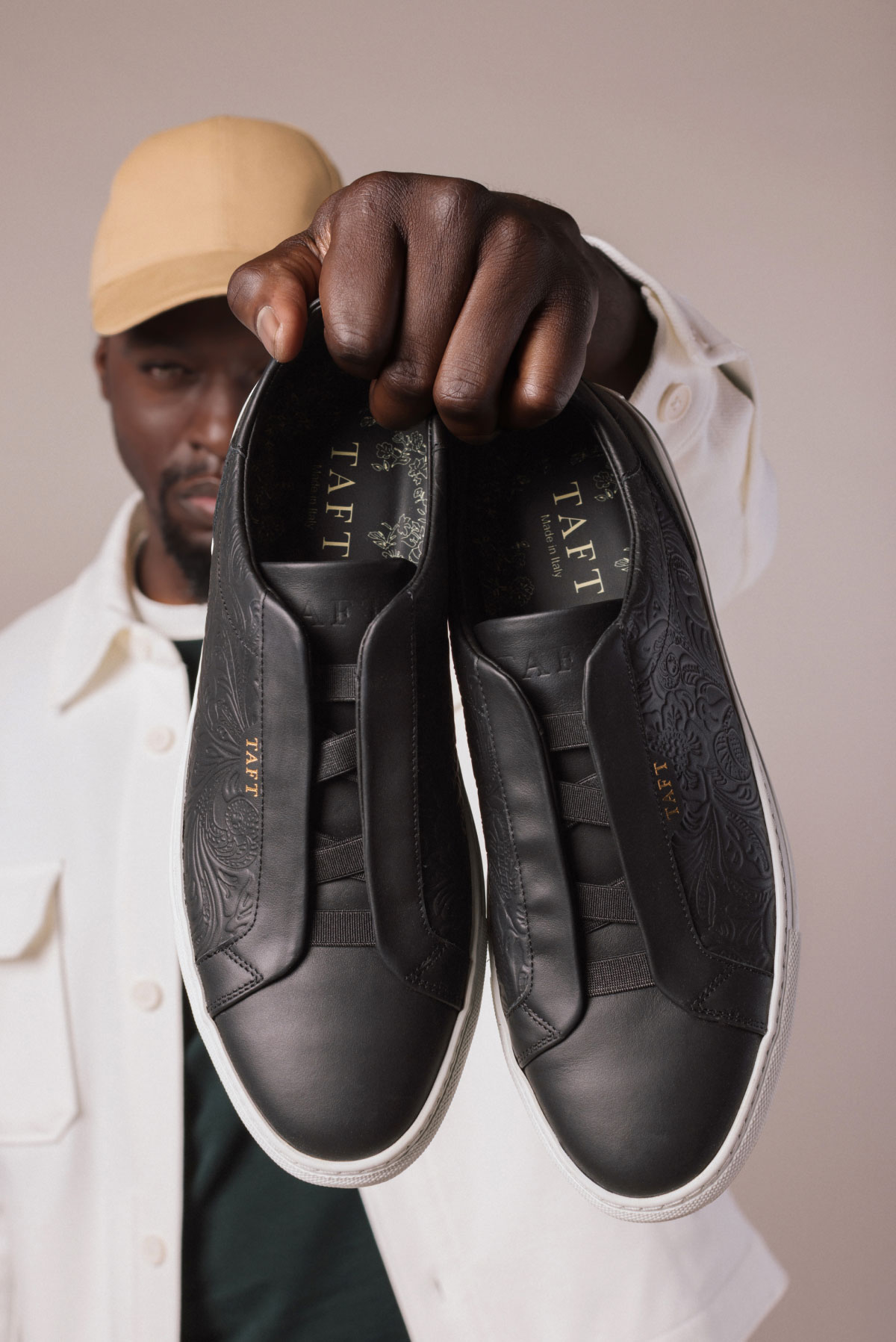 James Sneaker in Black