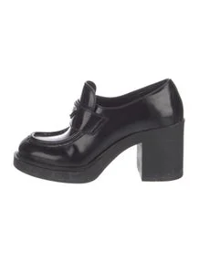 Enameled Metal Triangle Leather Pumps