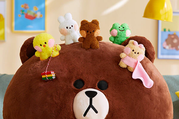 minini plushies of Sally, Coni, Brown, Leonard, and Choco sitting on top of a large plushie of Brown from LINE FRIENDS.