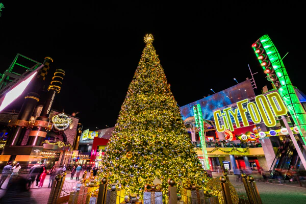 A tall silver and gold Christmas tree at the center of Universal Citywalk Hollywood.