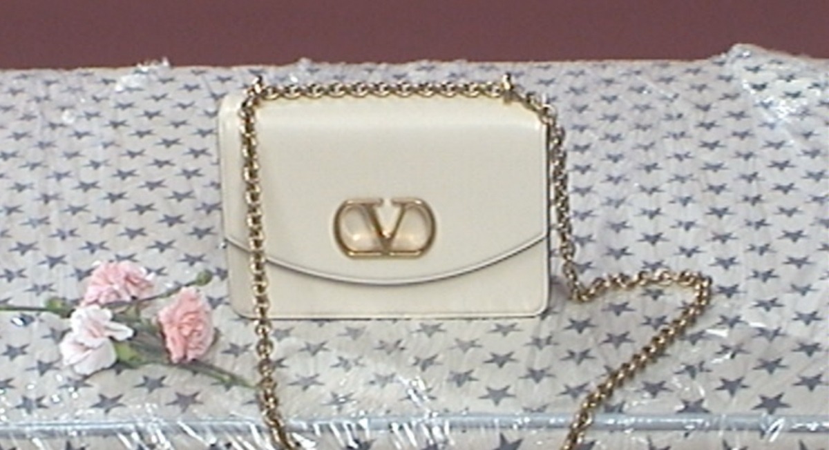 https://www.valentino.com/women/experience/valentino-garavani-vain-bags